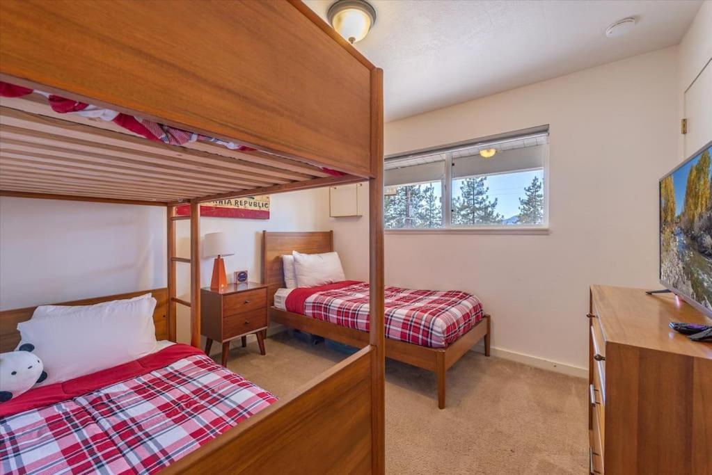 Lake Views, Pet-Friendly Cabin With Hot-Tub In King'S Beach Кингс-Бич Экстерьер фото