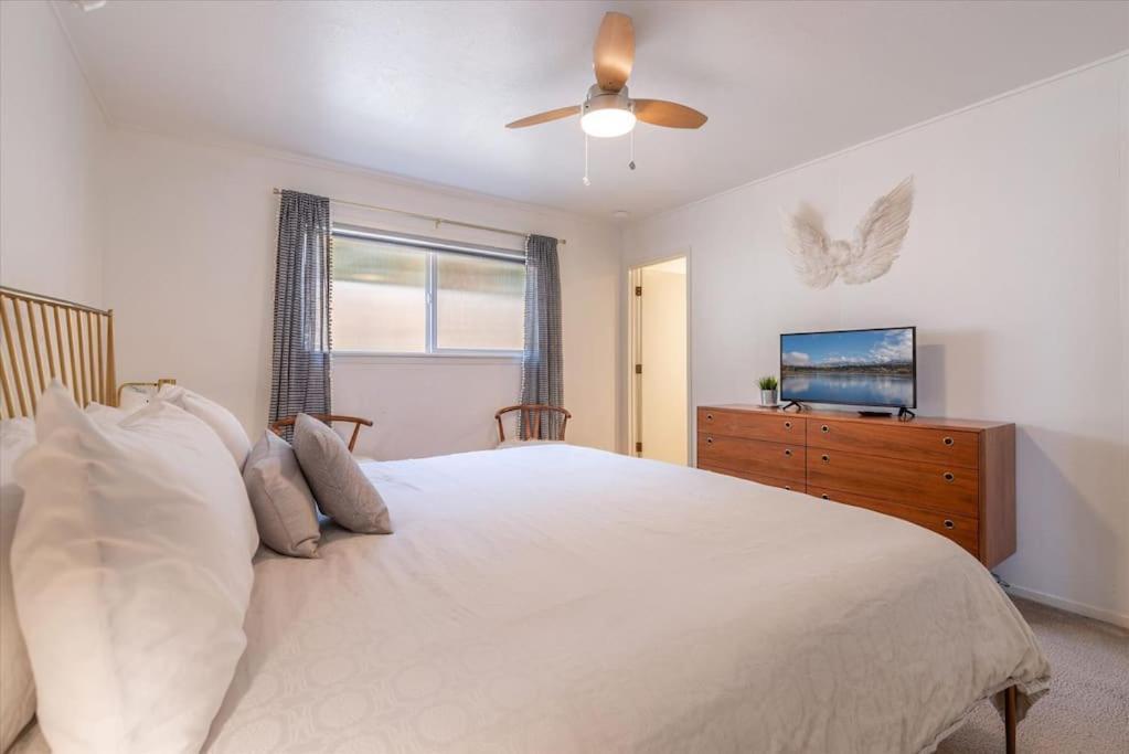 Lake Views, Pet-Friendly Cabin With Hot-Tub In King'S Beach Кингс-Бич Экстерьер фото