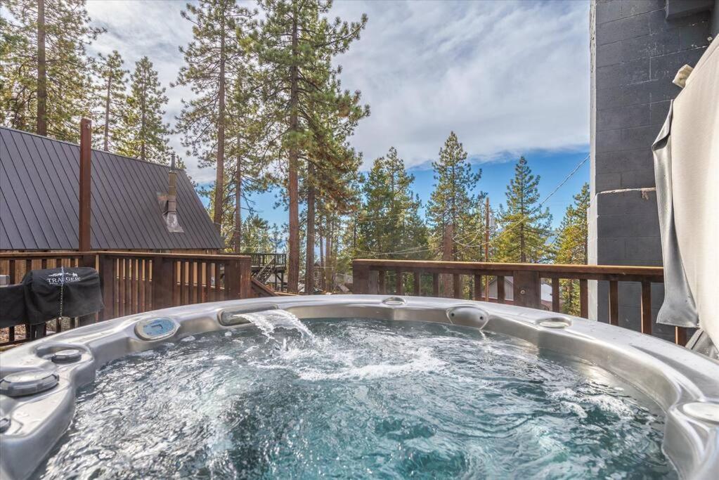 Lake Views, Pet-Friendly Cabin With Hot-Tub In King'S Beach Кингс-Бич Экстерьер фото